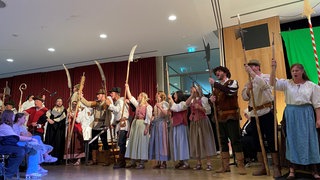 "Für die Freiheit! 1525-2025" - so lautet der Titel des Theaterstücks der Dollinger-Realschule in Biberach. Rund 120 Mitwirkende bringen die Geschichte des Bauernkriegs auf die Bühne.