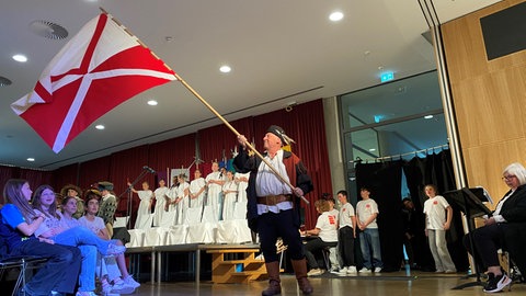 "Für die Freiheit! 1525-2025" - so lautet der Titel des Theaterstücks der Dollinger-Realschule in Biberach. Rund 120 Mitwirkende bringen die Geschichte des Bauernkriegs auf die Bühne.