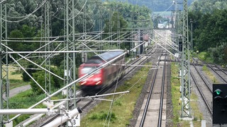 Ein Zug in der Nähe vom Bodensee fährt auf einer elektrifizierten Bahnstrecke