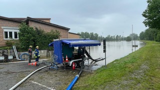 Aufräumarbeiten nach dem Hochwasser an der Wilhelm-Schussen-Schule in Kehlen in der Gemeinde Meckenbeuren
