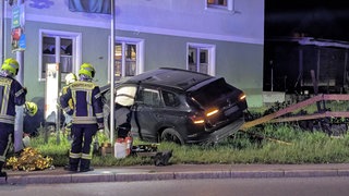 Mit dem Auto gegen die Hauswand eines Gasthofs - der Fahrer war alkoholisiert.