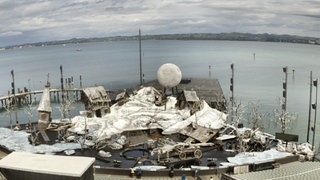 Die Webcam der Bregenzer Festspiele zeigt die Seebühne für die Oper "Der Freischütz" 2025. Die Proben beginnen.