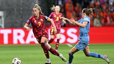Giulia Gwinn kontrolliert den Ball beim Spiel Deutschland - Niederlande in der Nations League.