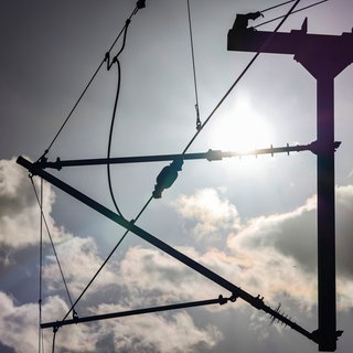 Ein Bootsmast hat eine Oberleitung an einem Bahnübergang in Allensbach berührt. Drei Menschen erlitten einen Stromschlag.