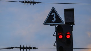 Ein rotes Signal über den Schienen: Eine Signalstörung sorgt für Probleme auf der Bahnstrecke zwischen Konstanz und Radolfzell