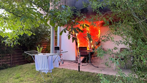 Ein explodierter Akku sorgt für einen Brand in einem Haus. Die Feuerwehr ist im Einsatz.