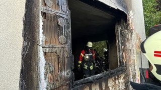Die Feuerwehr steht vor der verkohlten Fassade: Ein explodierter Akku sorgt in Uhldingen für einen Brand.