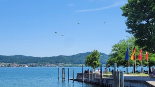 Fallschirmspringer der Bundeswehr sind am Mittwoch zu Übungszwecken über dem Bodensee bei Bodman-Ludwigshafen abgesprungen.