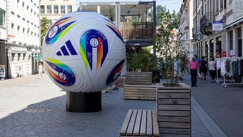 Ein riesiger Fußball macht in der St. Galler Innenstadt deutlich, dass die Stadt während des Turniers im Zeichen des Fußball steht. 