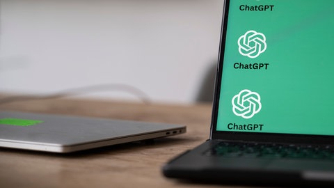 Ein Laptop auf dem das ChatGPT-Logo zu sehen ist. Eine neue Studie aus Konstanz zeigt, Künstliche Intelligenz verändert die Arbeitswelt.