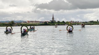 Auch in diesem Jahr sind wieder bunt geschmückte Boote auf dem Bodensee bei der Mooser Wasserprozession vor Radolfzell.
