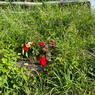 Kerzen und Blumen standen auf dem Ufergrundstück in Nonnenhorn, auf dem die Leiche der 70-Jährigen gefunden wurde. (Archivbild)