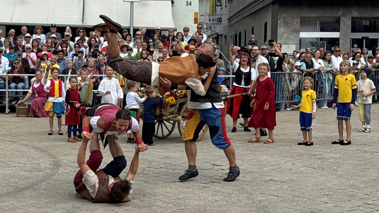 Gaukler mit akrobatischen Aktionen beim historischen Festzug in der Biberacher Altstadt