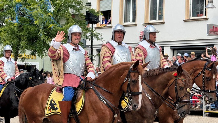 Kaiserliche Reiter in Rüstung auf Pferden in der Biberacher Altstadt