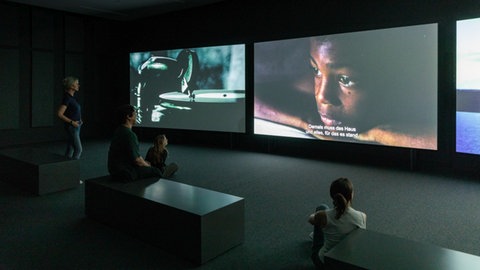Filminstallation „The Unfinished Conversation“ des Künstlers John Akomfrah in der Ausstellung im Kunstmuseum Ravensburg