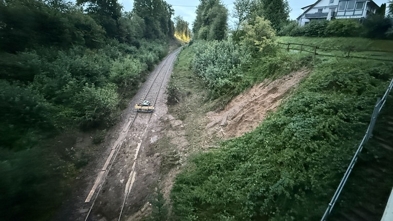 Ein Hangrutsch an der Bahnstrecke Munderkingen-Ulm bei Riedlingen. Dort ist ein Personenzug entgleist.