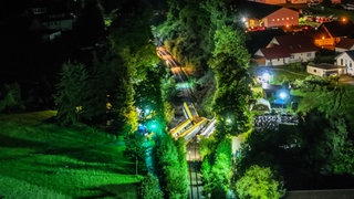 Waggons eines entgleisten Regionalzugs liegen auf einer Bahnstrecke bei Riedlingen im Landkreis Biberach im Südosten Baden-Württembergs.