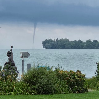 Vom Bodenseeufer in Nonnenhorn (Kreis Lindau) am Dienstagmorgen zu sehen: Ein Tornado vor Kressbronn.