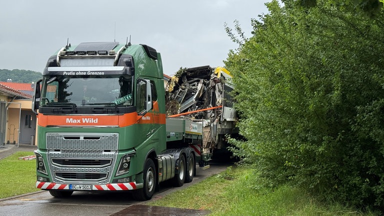 Bergung der entgleisten Zugteile. Die Waggons des entgleisten Regionalexpresses werden von den Gleisen gehoben und auf Tieflader gesetzt.