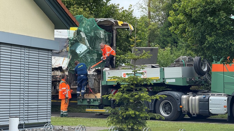Bergung und Sicherung der Waggons des bei Riedlingen entgleisten Regionalexpresses.