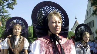 Mit ihren Radhauben ein Hingucker: Frauen in historischen Kostümen bei der Prozession zum Inselfeiertag Mariä Himmelfahrt auf der Insel Reichenau (Archivbild)