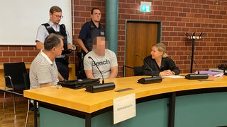 Ein Mann auf der Anklagebank im Konstanzer Landgericht: Der 28-Jährige wurde nach einem Messerangriff in Konstanz freigesprochen, dagegen haben Staatsanwaltschaft und Nebenklage Revision eingelegt.