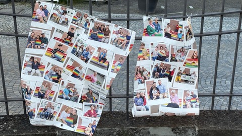 Zerschnitte Plakate neben der Regenbogen-Bank in Bad Waldsee. Sie zeigten Bilder von Menschen aus der Gemeinde, die auf der Bank saßen – ein Symbol für Zusammenhalt und Akzeptanz.