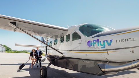 Eine Cessna des Unternehmens "Flyvbird" steht auf dem Vorfeld eines Flughafens. Flugzeuge dieser Art starten ab Montag am Bodensee-Airport Friedrichshafen für Flüge "auf Abruf".