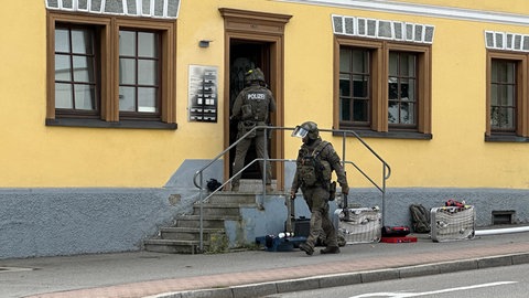 Spezialeinsatzkräfte der Polizei waren an einem Haus im Einsatz. Hintergrund des Einsatzes war ein Mann, der sich mutmaßlich in einer psychischen Ausnahmesituation befand, wie die Beamten mitteilten.