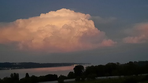 Eine Gewitterwolke am Abend über Meersburg: Die Wetterwarte Süd hat jetzt für den Sommer 2025 am Bodensee und in Oberschwaben Bilanz gezogen.