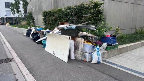 Müll türmt sich am Rand einer Straße in Radolfzell. Nach dem Unwetter bietet die Stadt eine kostenlose Müll-Abholung an, die von manchen Bürgerinnen und Bürgern aber missbraucht wird.