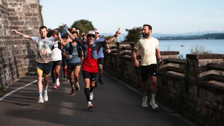 Florian Neuschwander jubelt beim Laufen um den Bodensee. Der Langstreckenläufer hat den Bodensee in neuer Rekordzeit umrundet.
