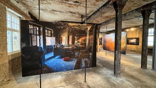 Großformatige Fotos im ausgebrannten Stadlerhaus Konstanz. Ein Jahr nach dem Altstadtbrand sind die Arbeiten von Markus Brenner zu sehen.