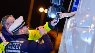 Polizisten bei einer Kontrolle: in Friedrichshafen haben Beamte jetzt einen LKW-Fahrer gestoppt, der betrunken und seit zwölf Jahren ohne Führerschein unterwegs war. (Symbolbild)
