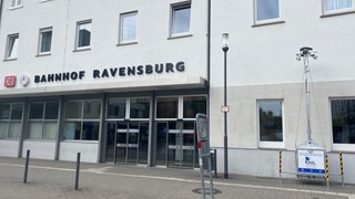 Soll für mehr Sicherheit sorgen: Videoüberwachung mit mehreren Kameras am Vorplatz des Bahnhofs Ravensburg