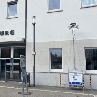 Soll für mehr Sicherheit sorgen: Videoüberwachung mit mehreren Kameras am Vorplatz des Bahnhofs Ravensburg
