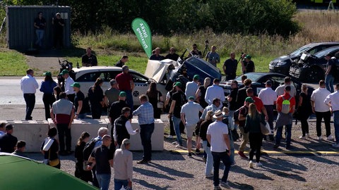 Fachpublikum beobachtet Unfallfahrzeuge: Fachtag der DEKRA in Baltringen im Kreis Biberach