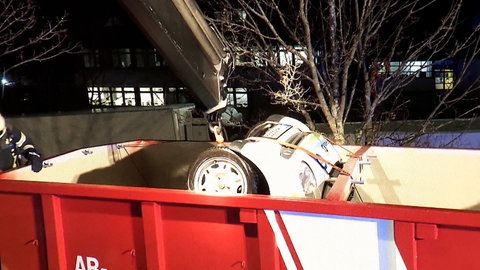 Ein Elektro-Auto wird nach einem Unfall in einen Wassertank der Feurwehr gehoben