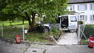 Ein Auto ist gegen einen Baum vor einem Wohnhaus in Ravensburg geprallt.