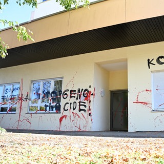 Mutmaßlich anti-israelische Beschimpfungen stehen auf Fassade und Fenstern des CDU-Büros in Weingarten.