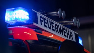 Feuerwehr im Einsatz. In Friedrichshafen musste eine Jugendherberge mitten in der Nacht geräumt werden. Sieben Menschen wurden leicht verletzt. (Symbolbild)