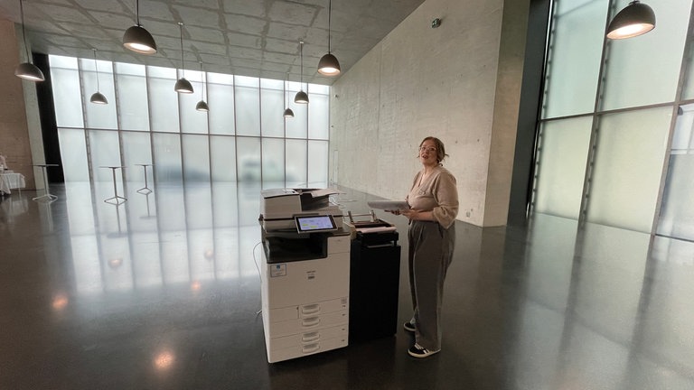 Ein anonymer Kunstschaffender stellt im Kunsthaus Bregenz aus.