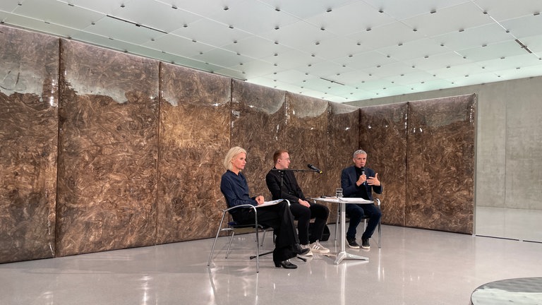 Ein anonymer Kunstschaffender stellt im Kunsthaus Bregenz aus.