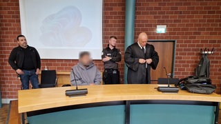 Ein Angeklagter im Gerichtssaal des Landgerichts Konstanz. Er soll einen anderen Mann getötet haben.
