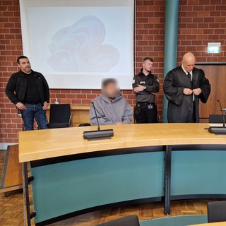 Ein Angeklagter im Gerichtssaal des Landgerichts Konstanz. Er soll einen anderen Mann getötet haben.