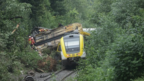 Mehrere Waggons eines Regionalzuges sind nach dem Zugunglück am 27. Juli bei Riedlingen in einandner verkeilt.
