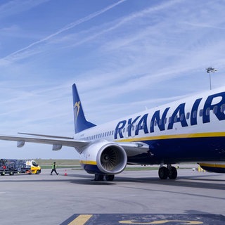 Ein Flugzeug der Fluggesellschaft Ryanair steht auf dem Rollfeld - bald auch wieder am Bodensee