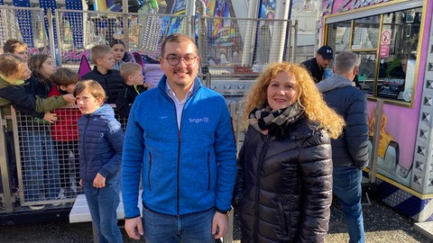 Bürgermeister Selcuk Gök steht vor einem Fahrgeschäft auf dem Schätzle-Markt in Tengen.