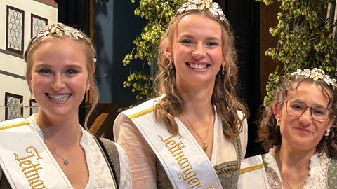 Strahlende Gesichter auf der Bühne beim Hopfenball in Tettnang-Obereisenbach. Dort sind die neue Hopfenkönigin und zwei Prinzessinnen gewählt worden. Sie haben durch Schlagfertigkeit, Fachwissen, Kreativität und Charme geglänzt.
