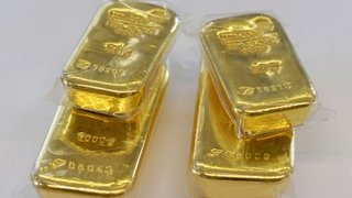 Vier Goldbarren gestapelt. In Bad Saulgau wurde ein Goldbarren-Duplikat gestohlen. (Symbolbild)